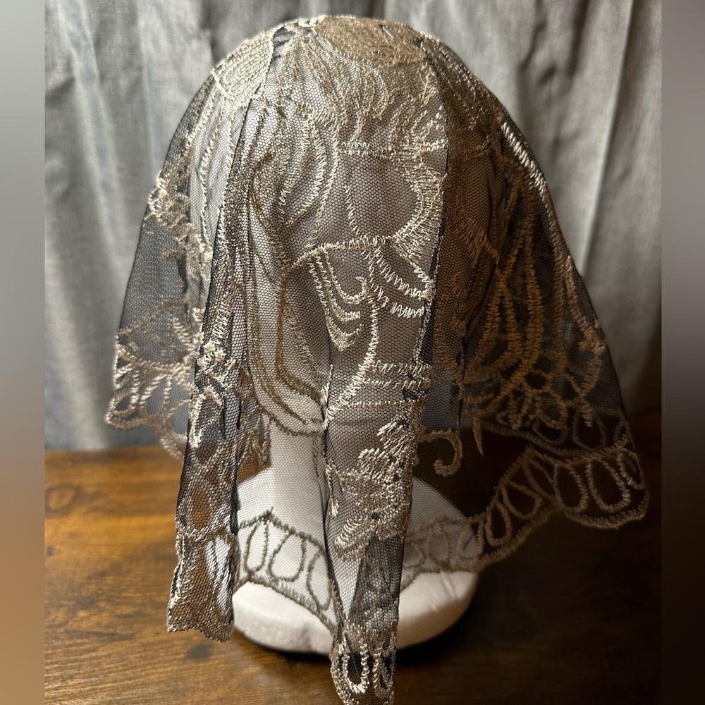 Round Chapel Veil Mantilla Head Covering - Picture 4 of 4